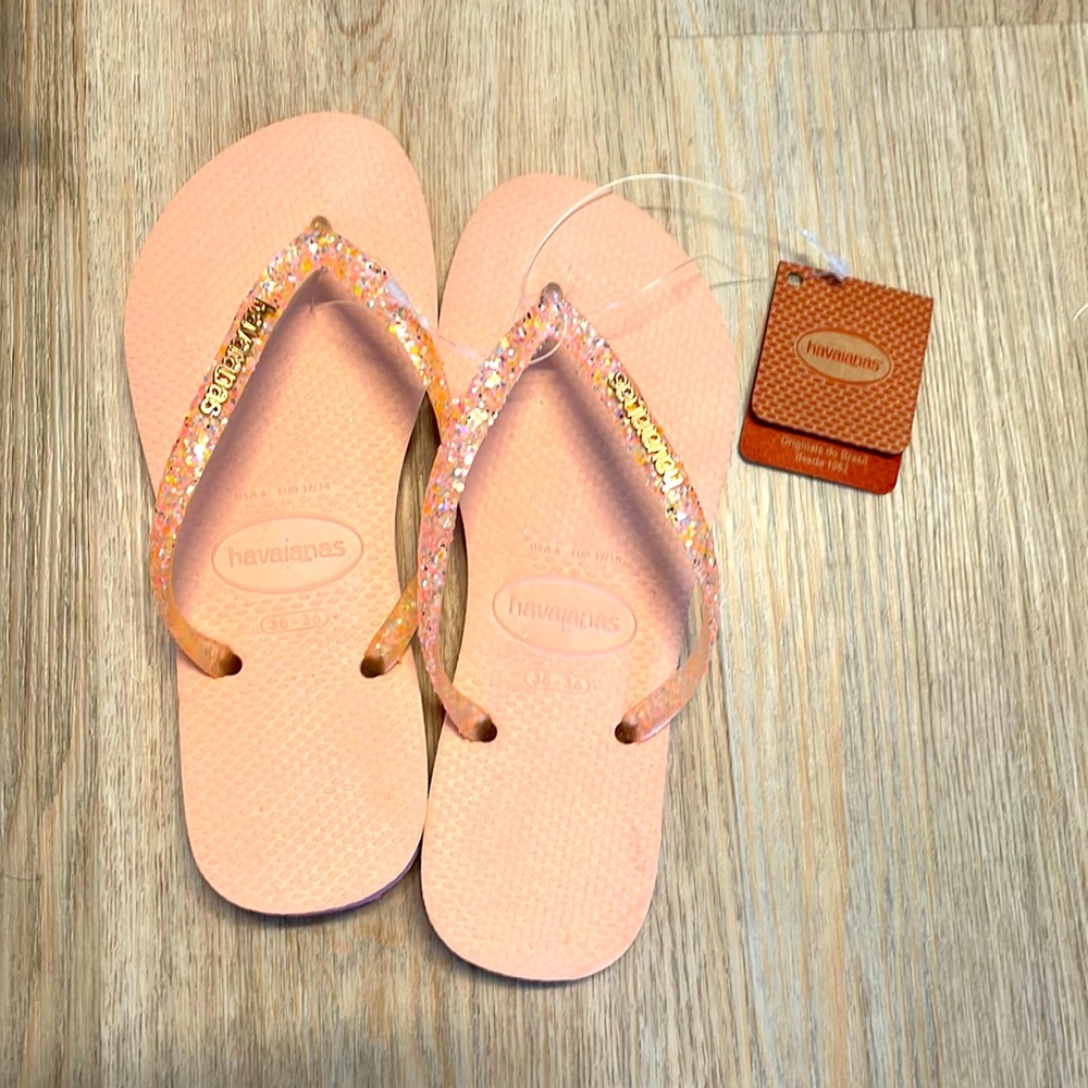 Beautiful sparkly NWT Havainas flip flops!